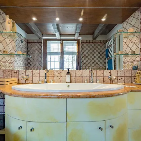 Malpensa Jacuzzi House Дом отдыха Ferno